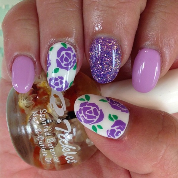 Violett-lila-lila-blommig-mönster-naglar-lack
