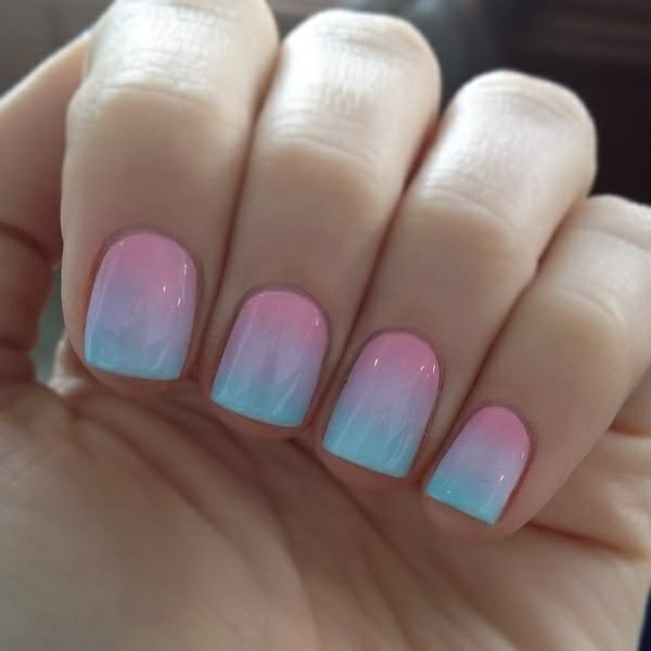 Ljusblå-rosa-naglar-lack