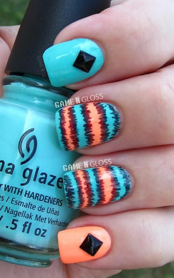 Orange-blå-naglar-målning-spik-mönster