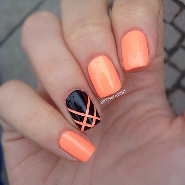 Linjer-på-svart-bas-persika-färg naglar