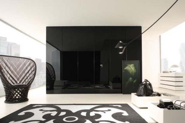 vardagsrum skiljevägg matta mönster-svart och vitt högglansskåp