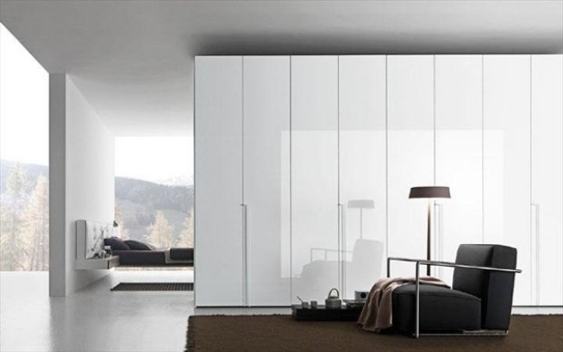 loftstil lägenhet skandinavisk vit puristisk rymd skiljevägg inbyggd skåp vit