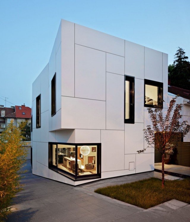 Modernt enfamiljshus-vita fronter-design facett-a-house