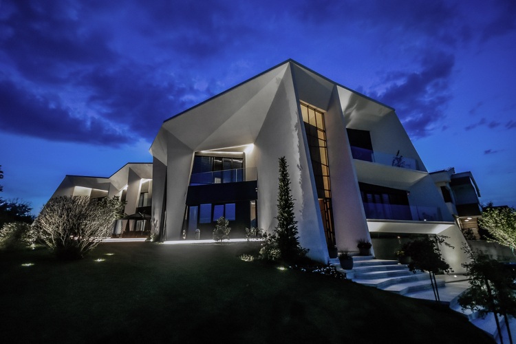 modernt hus med asymmetrisk tak nattbelysning