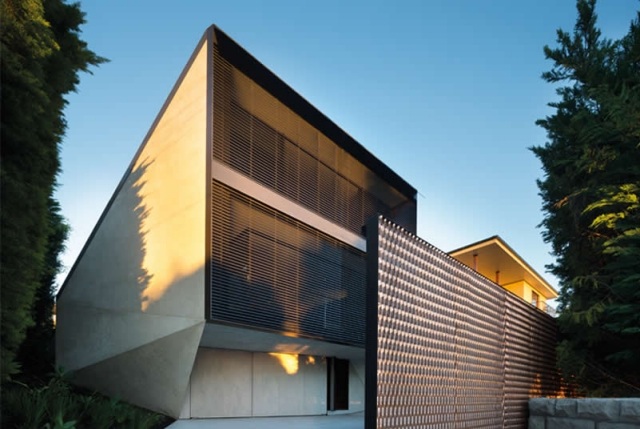 Glidbart trädgårdsstaket-modernt platt takhus av betongfönsterlös fasad