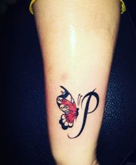 Lihavoitu P -kirjain käsi tatuointi perhonen