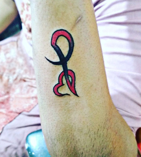Viehättävä musta ja punainen P Heart Tattoo
