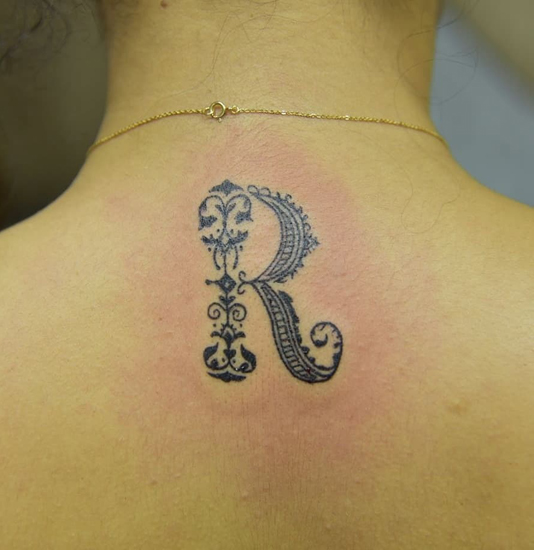 R Letter Tattoo Design niskassa