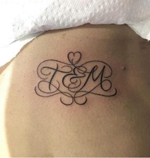 Kirjain T Tatuointi sydämellä