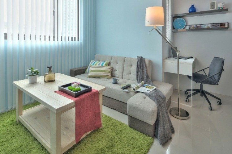 1 rums lägenhet inredning golvlampa tak grå grå soffbord trä