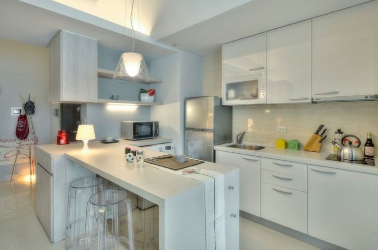 1 rums lägenhet inredning vit design barstol transparent disk kylskåp