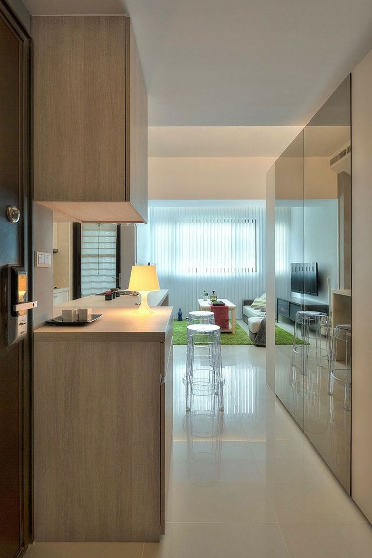 1 rums lägenhet inredning köksskåp spegel vägg vitt golv