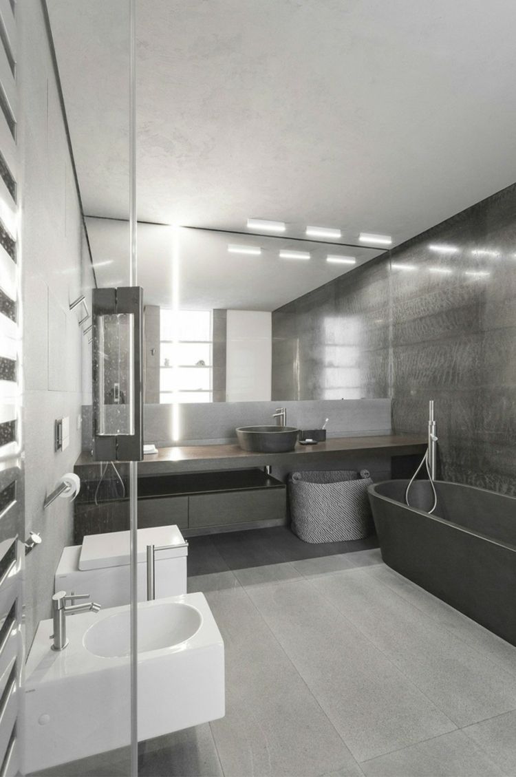 inredning 1 rums lägenhet grå badrum inredning svart badkar