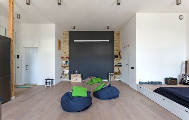 möblera 1 rums lägenhet hylla vägg entrédörr vita lådor förvaringsutrymme