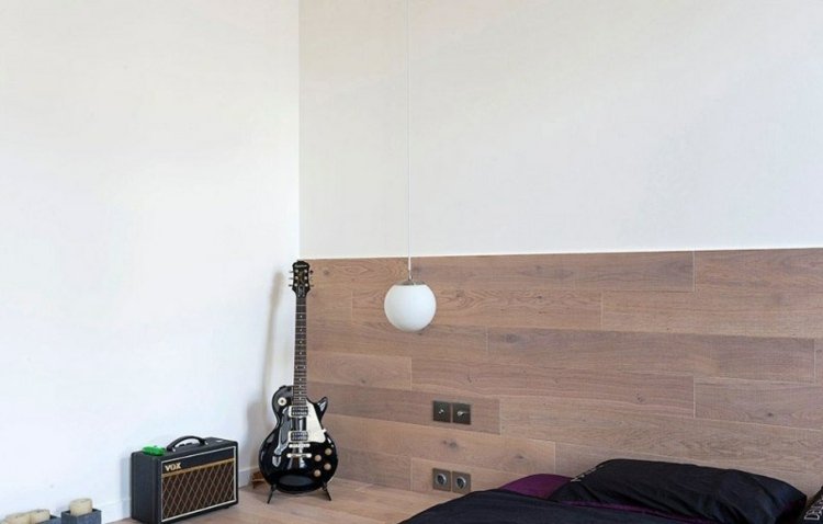 möblera 1 rums lägenhet sänggavel trä gitarr hängande lampor sänglampa