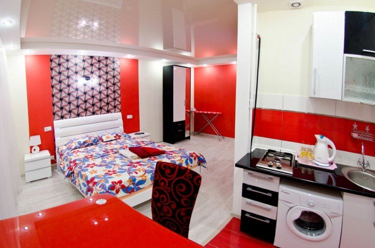 1-rums-lägenhet-möblering-peppig-stil-röd-vit-design-blommig-sängkläder