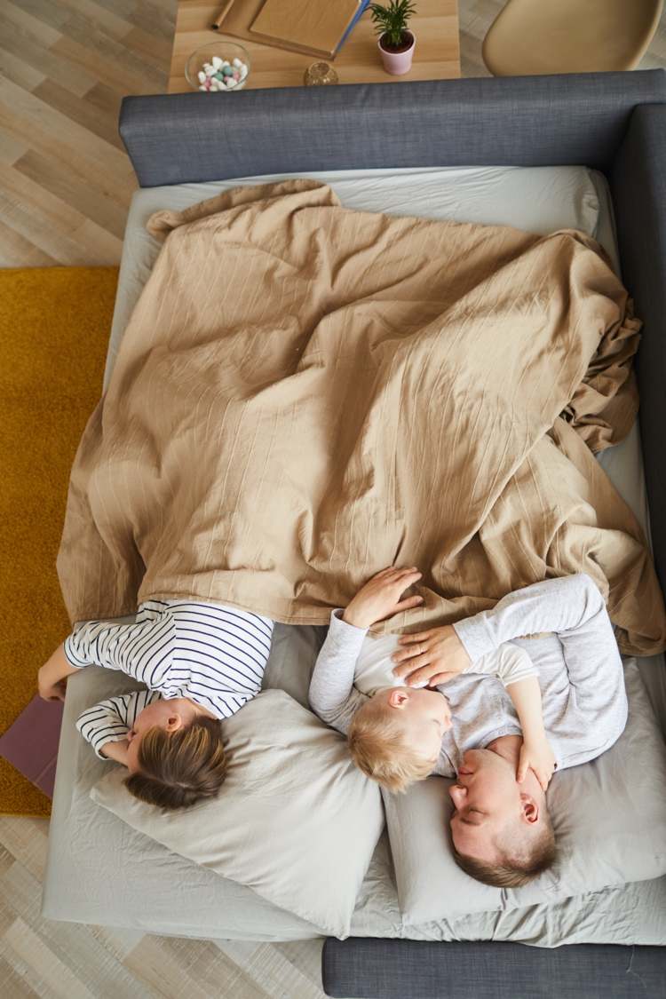 Inred en 1 -rumslägenhet med en baby, stor soffa med sovfunktion