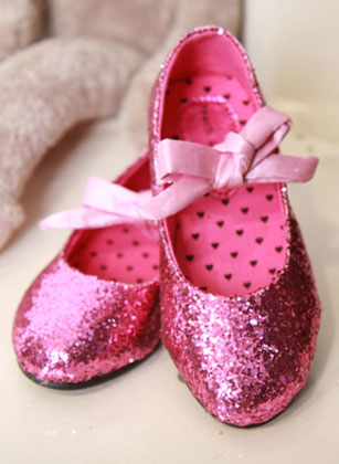 Punastavat vaaleanpunaiset litteät kengät, joissa on pilkkuja