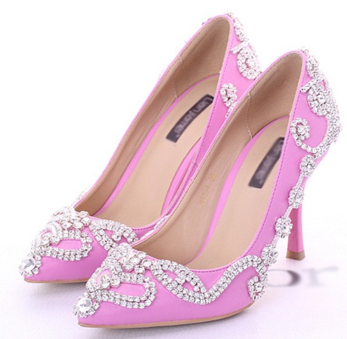 Vaaleanpunaiset kengät