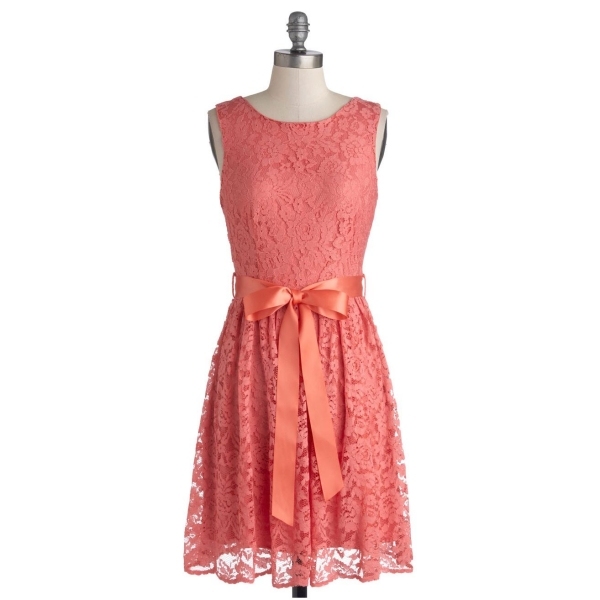 Rosa spetsklänning brudklänning sommartrend