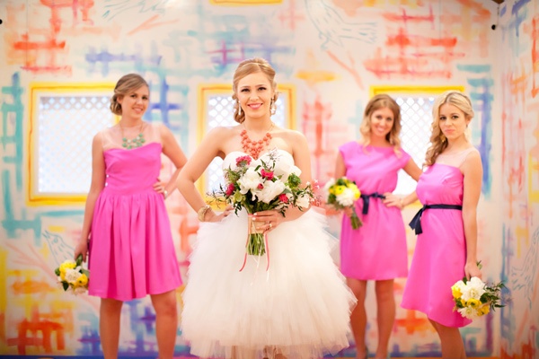 färgade väggar, bukett blommor, rosa klänningar
