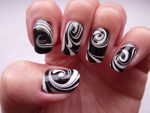 Μαύρο & amp; White Water Marble Swirl Nail Art