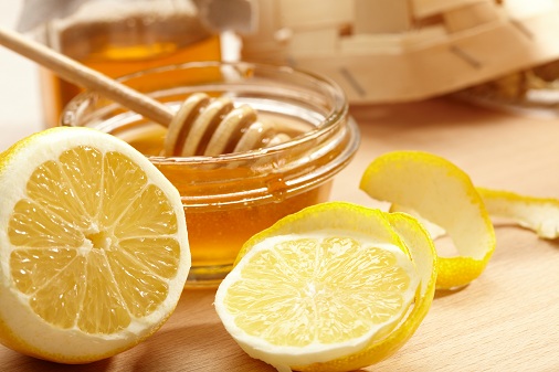 Sitruuna ja hunaja kasvopakkauksille avoimien huokosten hoitoon