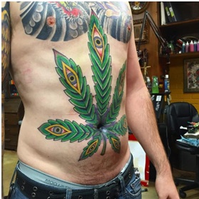 Rikkakasvien tatuoinnit vatsaan