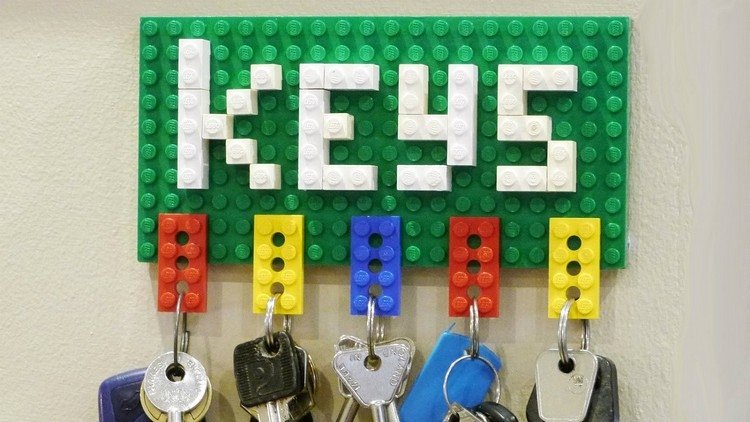 upcycling idé väggkrokar viktiga lego tegelstenar