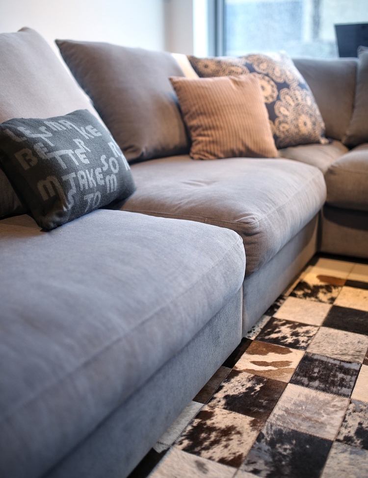 möbleringstips-vardagsrum-matta-soffa-grå-kuddar-modern-inredning