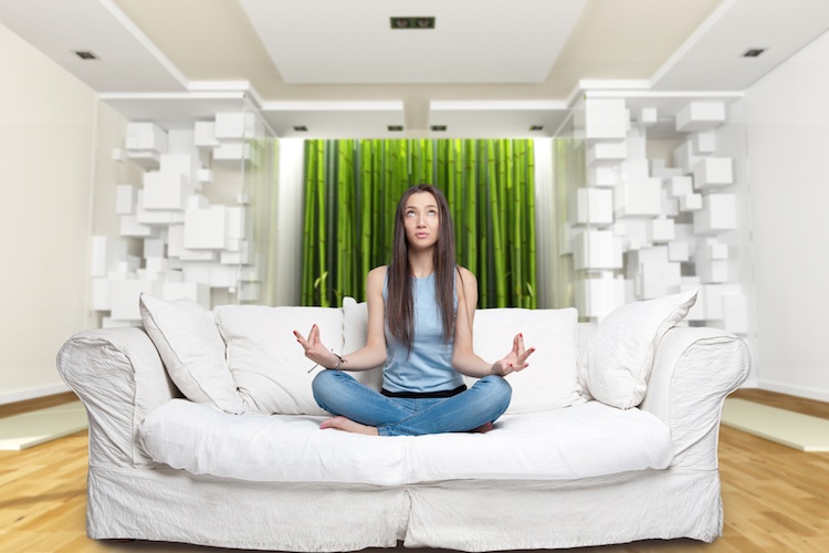 Mediterande kvinna på en soffa