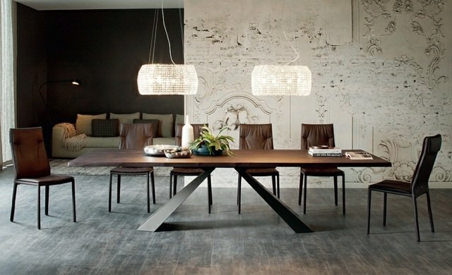 Matbord-design-hängande-lampa-ben-i-riktning
