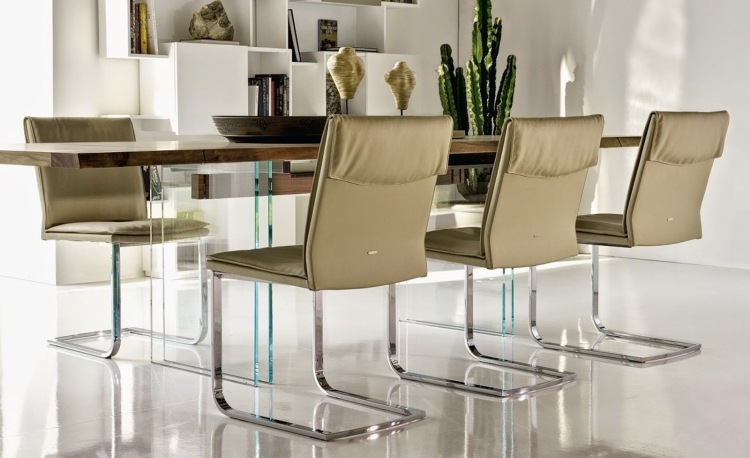 matbord-design-modern-träplatta-krom-fot-stolar-läder-beige