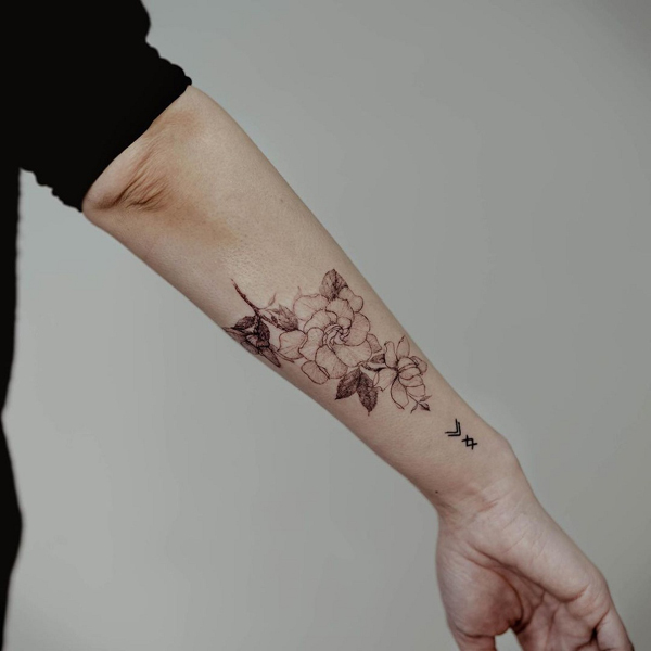 Kaunis Gardenia -tatuointisuunnittelu käsivarteen