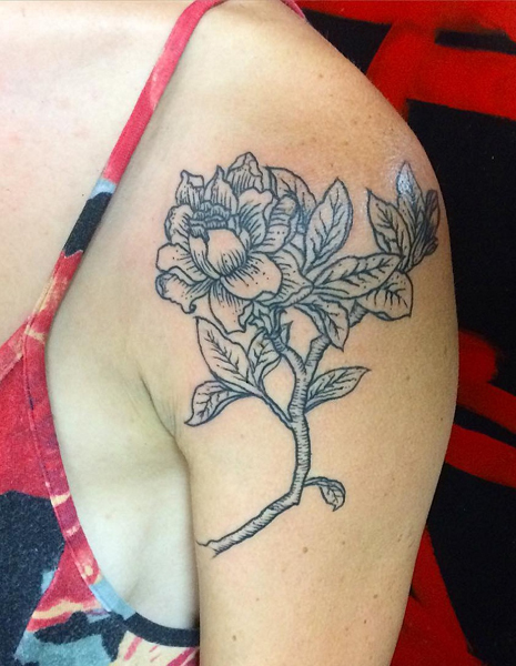 Διακεκριμένο τατουάζ Gardenia στον ώμο