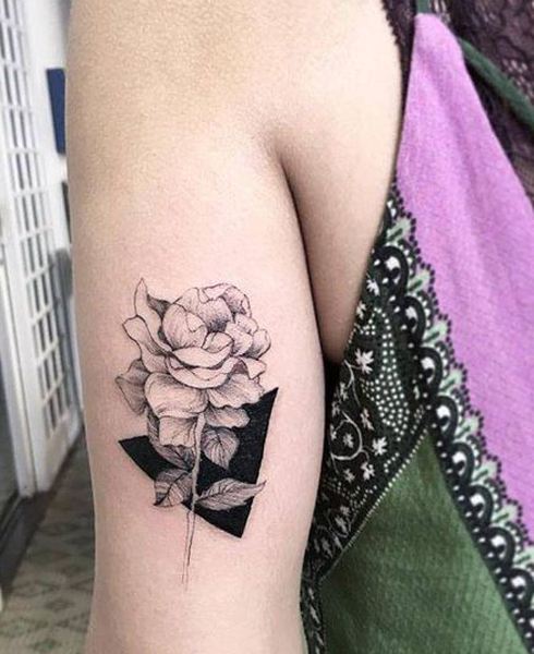 Geometrinen Gardenia -kukka -tatuointi