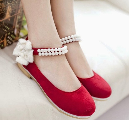 Όμορφα επίπεδα παπούτσια σε κόκκινο χρώμα