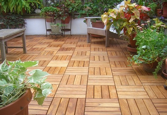 Träplattor för balkongidéer som täcker golv