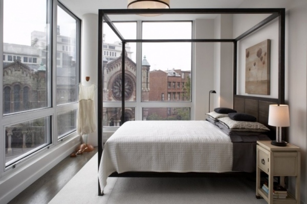 minimalistisk sovrum himmelssäng stora fönster