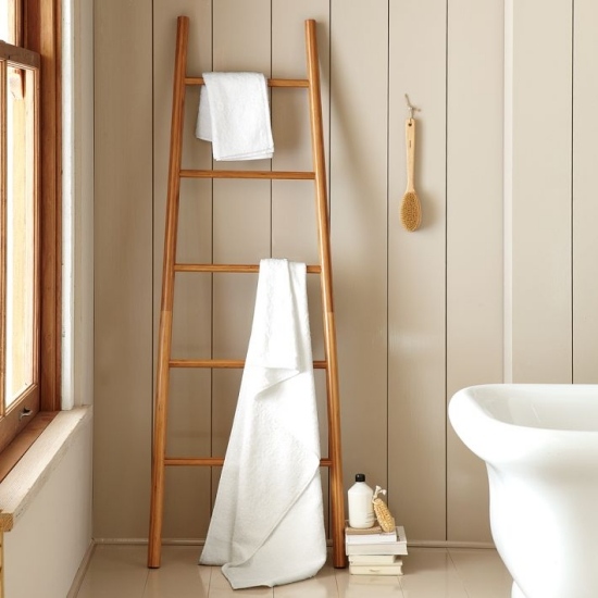 Badrumsdesign bambustege som handdukstork