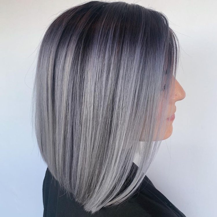 grå höjdpunkter i lila hår och lång bobfrisyr