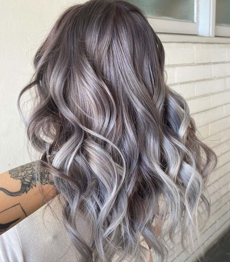 silverbalayage i lila hår