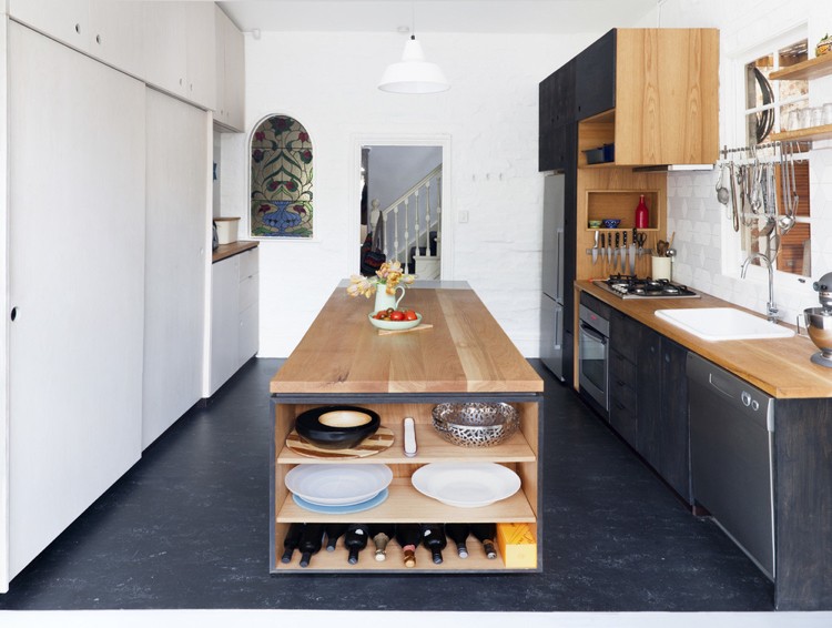 modernt kök med massor av förvaringsutrymme svartvitt trä