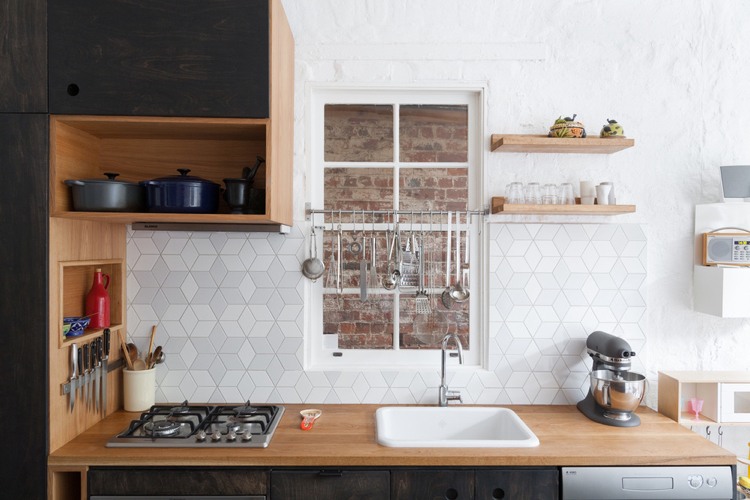 tips förvaringsutrymme kök köksredskap spö fönster hängande vita bakvägg geometriska plattor