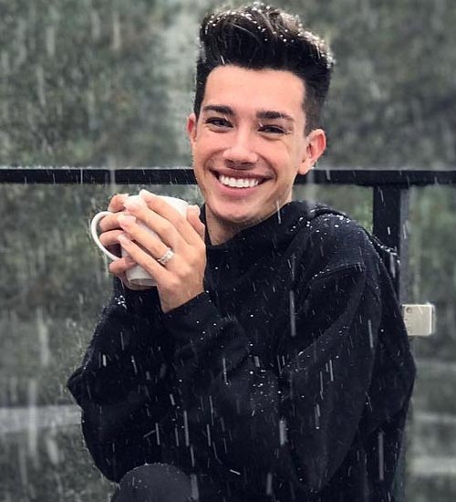 James Charles ilman meikkiä 8