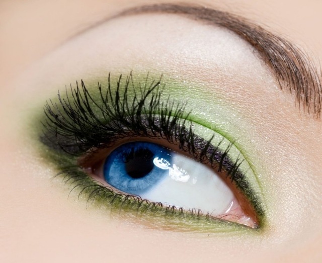 ljus ögonmakeup spets grön ögonskugga svart ögonfrans mascara