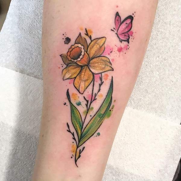 Πανέμορφο τατουάζ νάρκισσους και πεταλούδες