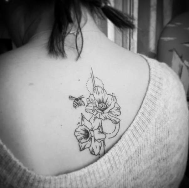 Τατουάζ νάρκισσους στην πλάτη με μια μέλισσα