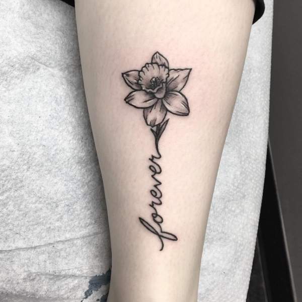 Εκφραστικό τατουάζ νάρκισσους με ένα όνομα