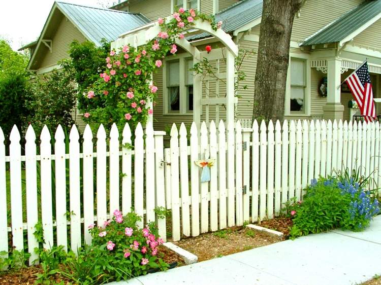 trädgård-staket-bygga-vita-brädor-bågklättring rosor
